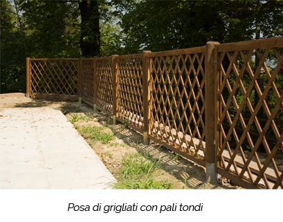 Grigliati con pali tondi in legno Grigliati con pali tondi in legno