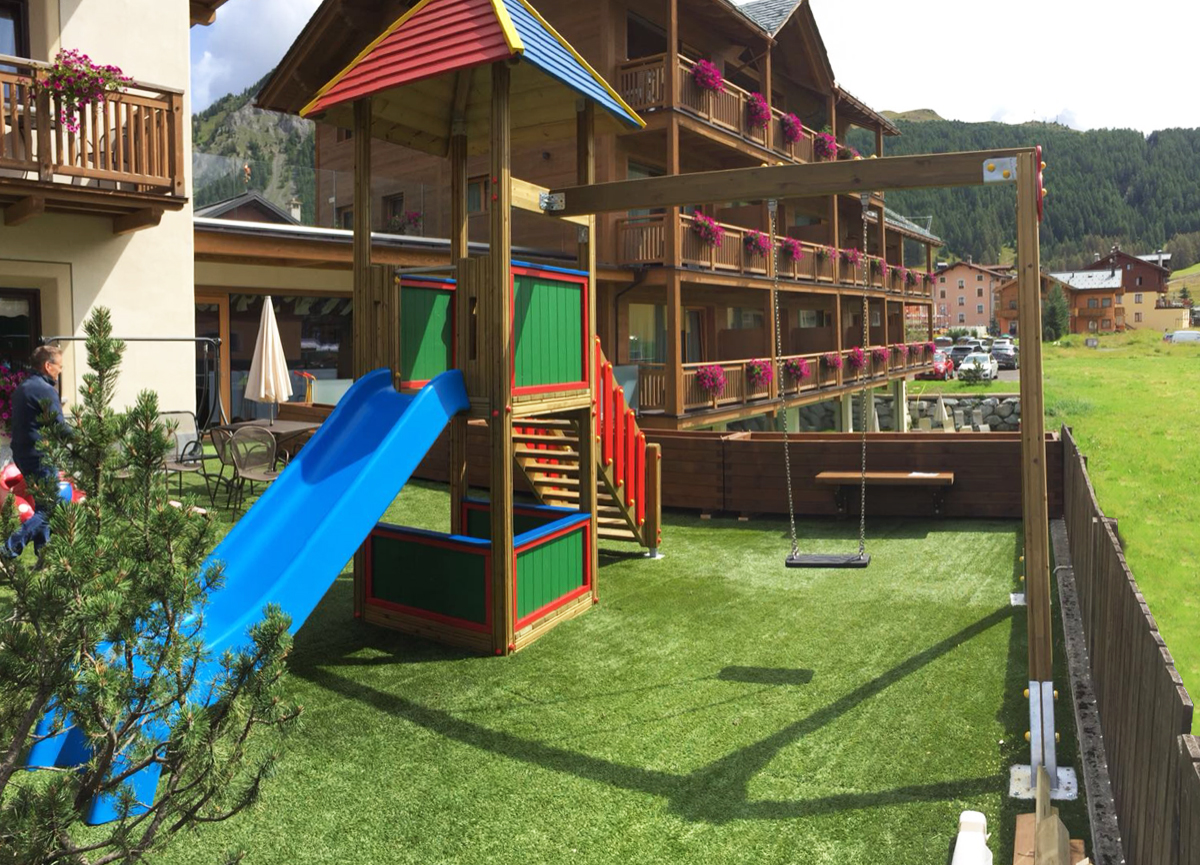 Parco giochi in legno per uso pubblico Parco giochi in legno per uso pubblico