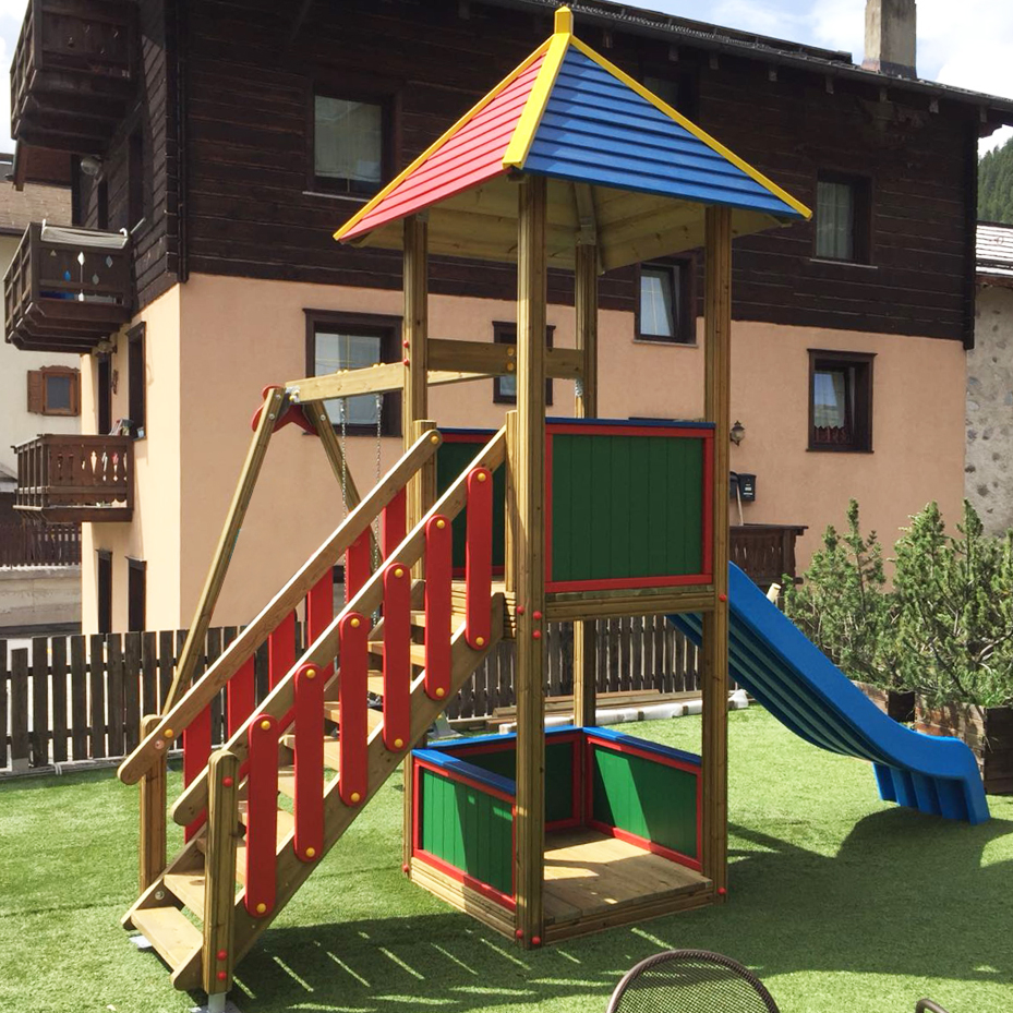 Parco giochi in legno ad uso pubblico Parco giochi in legno ad uso pubblico