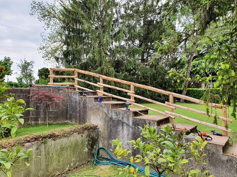 Staccionata in legno per scala esterna Staccionata in legno per scala esterna