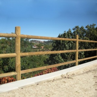 Staccionata in legno con traverse orizzontali Staccionata in legno con traverse orizzontali